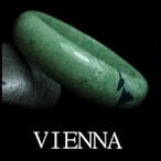 《A貨翡翠》【VIENNA】《手圍18.7/17mm版寬》緬甸玉/冰種抹香綠飄墨可可/玉鐲/F+026