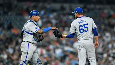 Royals C Salvador Perez scratched from game against Blue Jays because of tight back