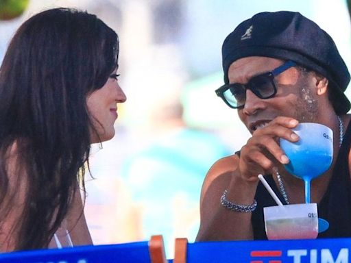 Ronaldinho Gaúcho é visto acompanhado por morena misteriosa na Barra da Tijuca