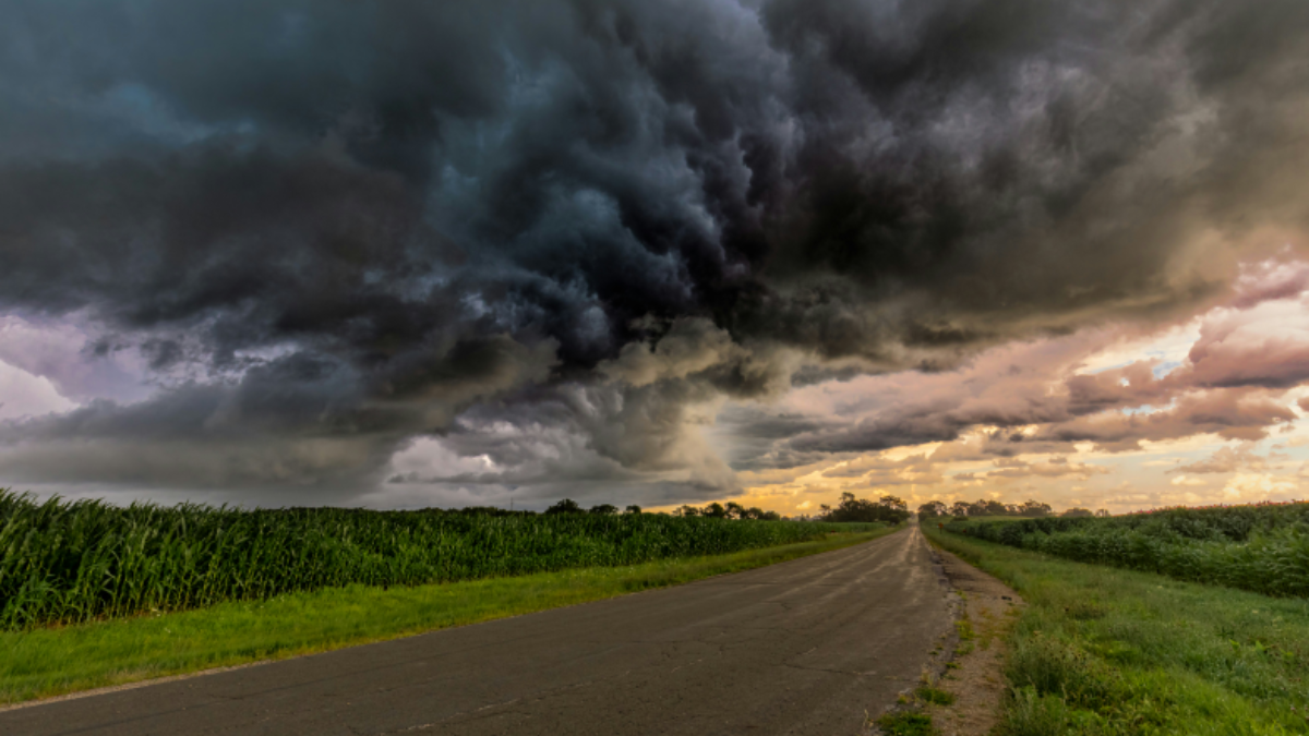 Photographer Captures Stunning Wedding Photos As Massive Storm Approaches, Look