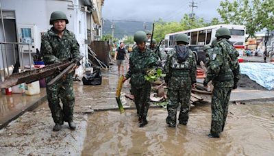 顧立雄前往屏東視導 慰勉救災官兵辛勞