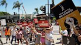 100 días de huelga: los guionistas de Hollywood muestran unidad y rabia durante protestas