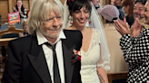 Le chanteur Renaud a épousé sa compagne « Cerise », avec une touche de rouge symbolique