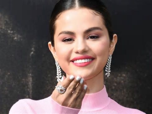 Selena Gomez posa con look tributo a Anne Hathaway, pero fans notan una ausencia ¿Dónde está Benny?