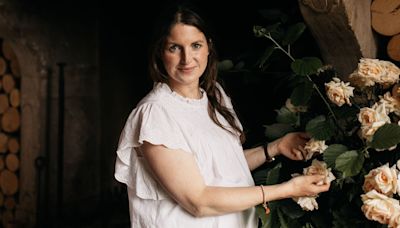 Hablamos con Tattie Isles, la florista de las Casas Reales: 'La reina Letizia sería un jazmín porque es elegante y sofisticada'