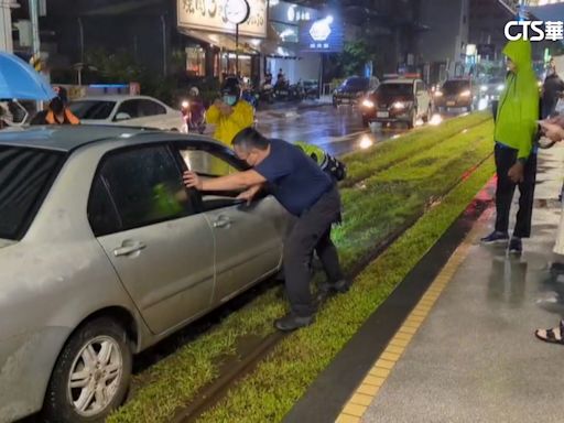 小客車駕駛稱下雨視線不佳誤闖 輕軌受阻30分鐘