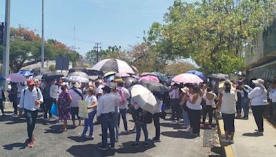 Maestros marchan y bloquean avenida en Mérida, Yucatán; exigen aumento salarial