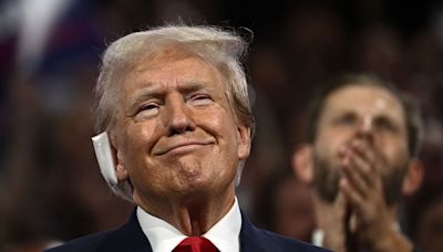 Donald Trump reaparece con la oreja vendada tras el atentado que sufrió en Pensilvania
