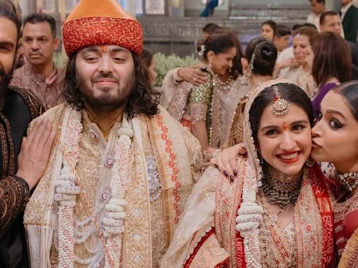 Ranveer Singh and Deepika Padukone share a heartwarming unseen pic with Anant and Radhika from their grand wedding