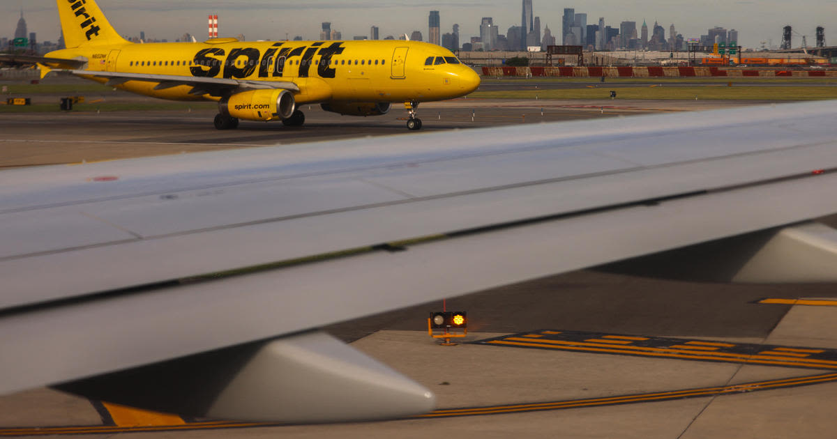 Spirit Airlines passengers told to put on life vests: "Nerve racking"