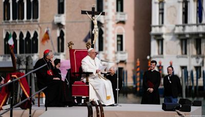 Papa Francisco visita Venecia en su primer viaje en siete meses - La Opinión