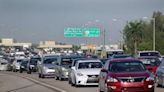 ¿Se puede comer mientras se conduce? ¿Textear en semáforo rojo? Aquí están las 10 reglas de la carretera en Florida