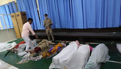 El caos por acercarse a un gurú desató la estampida con 121 muertos en la India