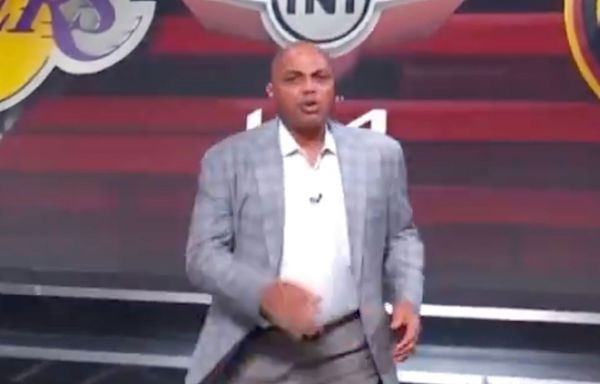 Charles Barkley mocks NBA on TNT co-star Kenny Smith after his embarrassing fall