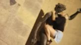Indignación en Italia por turista que simuló actos lascivos con una estatua - La Tercera