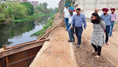 Ahead of heavy rain alert, officials told not to leave station