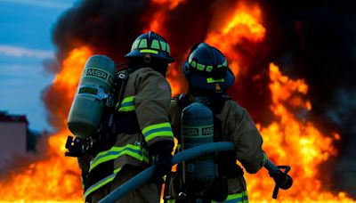 影/澳洲墨爾本化學工廠爆炸起火油桶噴飛 居民急疏散 | 中天新聞網