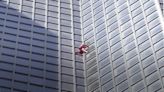 El “Spiderman francés” trepó un rascacielos de París para celebrar su cumpleaños 60