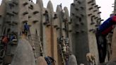 Thousands replaster Mali's Great Mosque of Djenne, which is threatened by conflict