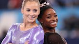 Simone Biles celebra su victoria olímpica con un comentario mordaz tras las críticas de su excompañera