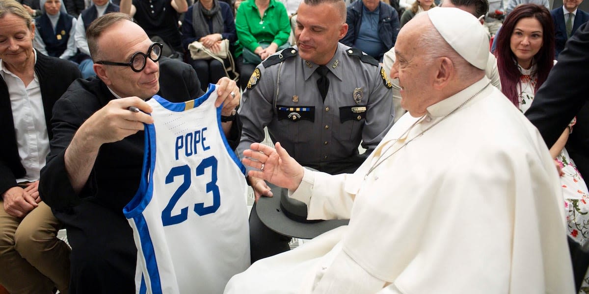 Father Jim gifts Pope Francis a Mark Pope jersey