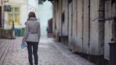 Se viraliza un artículo que advierte sobre los riesgos de ser mujer y viajar sola a Francia