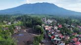 Rescatistas indonesios revisan ríos y escombros tras inundaciones que dejaron al menos 50 muertos