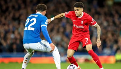 Ni esa le salió: Luis Díaz reventó el palo de Everton y casi anota un golazo para Liverpool