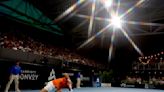 Novak Djokovic le ganó a Daniil Medvedev en un duelo con polémica y va por la primera corona de la temporada