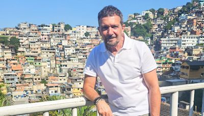 Antonio Banderas visita morro do Vidigal, no Rio de Janeiro; veja fotos