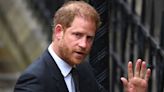 El príncipe Harry aterriza en Londres, pero no verá a su padre, el rey Carlos III, por la “apretada” agenda del monarca