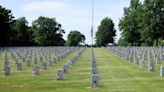 'Honored traditions': Volunteers decorate Florence National Cemetery