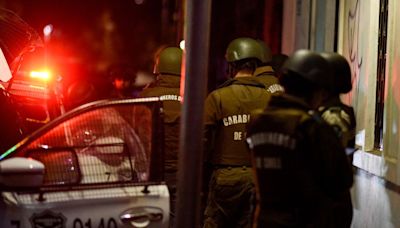 Turba agrede a cinco carabineros tras operativo policial en Puente Alto: dos mantienen lesiones graves - La Tercera