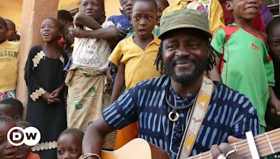 Burkina Faso musicians helping to beat plastic pollution – DW – 06/24/2024