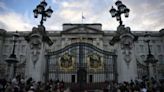 Turistas ante Buckingham, en shock por la noticia