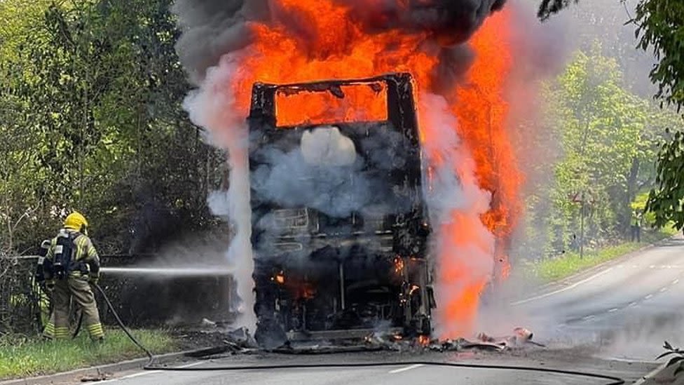 Bordon: Passengers flee burning double-decker bus