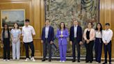 La reina de España recibe a jóvenes de Colombia y Perú becados para ir a la universidad