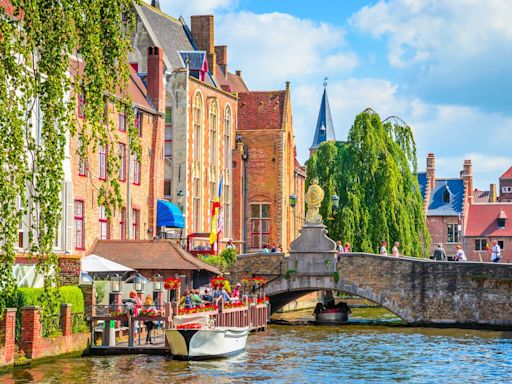 Vigilante pushes Bruges tour guide into canal for ‘setting bad example’