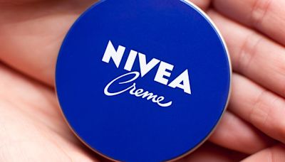 Cuchara de Nivea en el cuello: el sencillo gesto para adelgazar la cara en verano