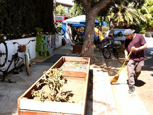 L.A. officials continue to stall homeless housing project in Venice, new lawsuit claims