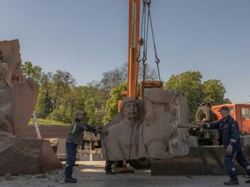 Kiev remove monumento soviético que exalta amizade com a Rússia