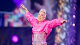 La estrella del pop Pink regalará miles de libros prohibidos en sus conciertos en Miami y Sunrise