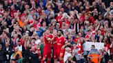 El Liverpool golea al Tottenham y se agarra a la Premier League