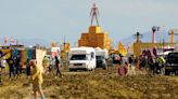 Reabren carretera de Burning Man para que asistentes al festival escapen del lodazal