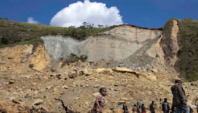 Autoridades en Papúa Nueva Guinea buscan terreno seguro para miles de sobrevivientes de un deslave