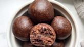 Bocaditos de brownie saludables sin ningún tipo de harinas, azúcar ni aceite: un snack ideal para cualquier hora