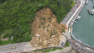 基隆潮境公園路口山崩雙向阻斷 估11日搶通