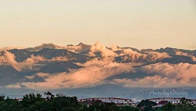 大雨狂炸後彩蛋！西螺大橋與玉山主峰同框…可遇不可求