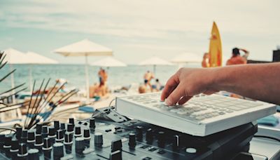 Soirées plages autour de Perpignan : où faire la fête les pieds dans le sable en août ?