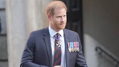 El Príncipe Harry se apoya en los Spencer en su vuelta a Reino Unido mientras Carlos III acudía a una garden party